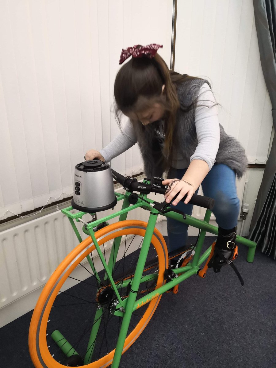 Powering the smoothie bike to get some goodness and exercise at the same time 😊🙌✅
#YoungCarerAwarenessDay #youngcarerevent #fun #gettinginvolved