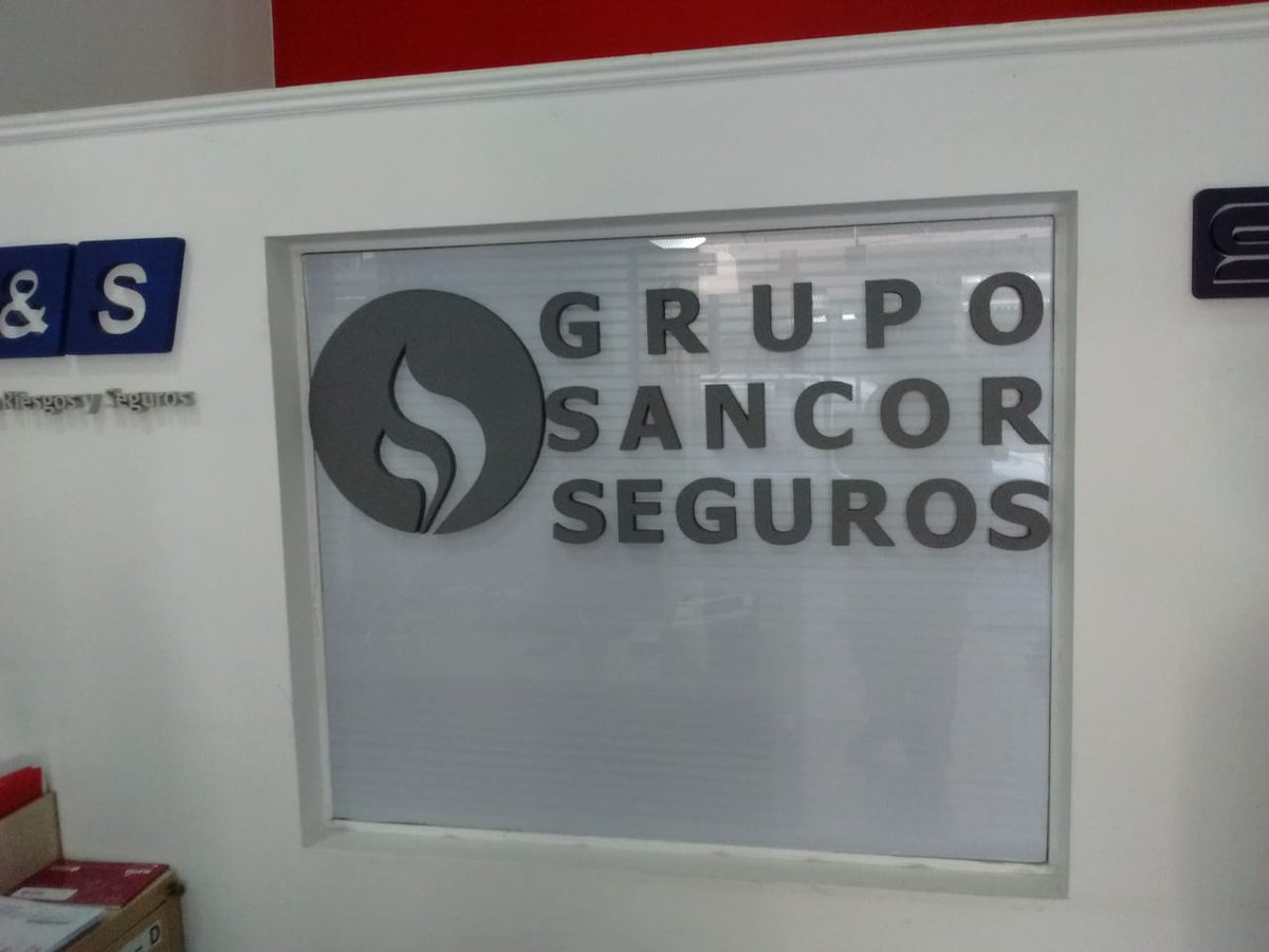 _urbanline's tweet photo. Producción y colocación de #corpóreos, #vinilos y #lona impresa para @SancorSeguros https://t.co/8AKF7L6O22