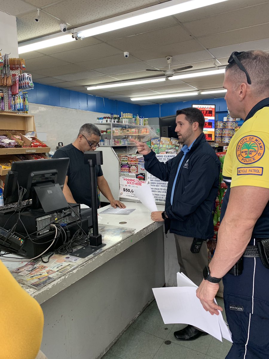 ErnieSierraMPD's tweet photo. Great business walk through today on 28th street. To make Miami the #SafestCity it takes a team effort and a collaborative approach involving residents, business owners, property owners and City resources. Reaching out, engaging and educating! @MiamiPD @ANA4Miami @YarielDiazMiami https://t.co/2XwYTauSQE