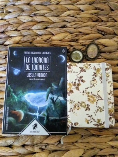 therebethorns's tweet photo. ✨✨Sorteo por los 100 seguidores ✨✨

Solo hay un ganador, elegido y anunciado el 09/02, que recibirá una libretita muy cuqui, dos colgantes de plantas y un ejemplar de #LaLadronadeTomates 

Requisitos:
🍁Seguir mi cuenta en Twitter
🌱Dar MG a este tuit
🍂Dar RT a este tuit https://t.co/p20QUV292k