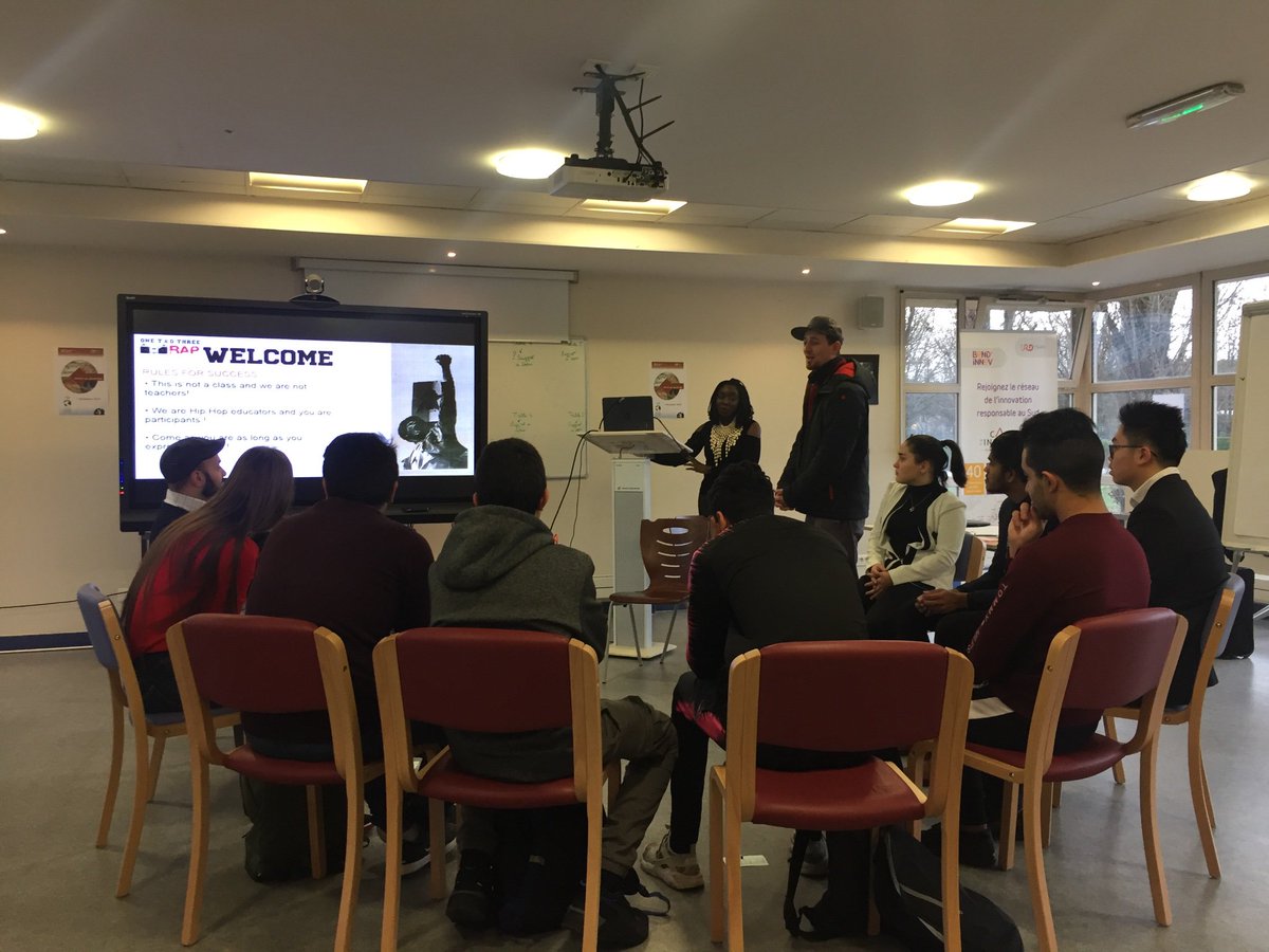 Paulinesyp's tweet photo. #lanuitdesidees de l’@ird_fr  démarre avec un atelier #artistique en anglais sur les #migrations avec un groupe de lycéens de #Bondy 🎼 cc @IFParis @OneTwoThreeRap https://t.co/DFo5jnxicr