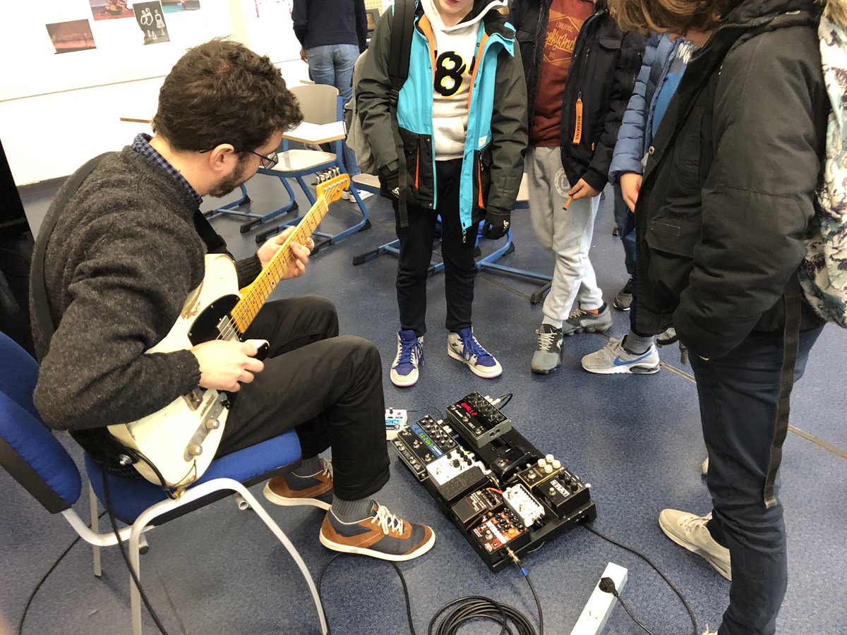 LucPerin1's tweet photo. 🎸2ème séance avec #PaulJarret du groupe #PJ5 dans le cadre du #PACTE avec la Maison de la Musique de #Nanterre. Au programme : découverte du jazz 🎺🎷et pratique artistique autour de l’improvisation pour 3 classes de 5ème. @villedeputeaux @villedenanterre #EAC @acversailles https://t.co/HbgutQ2KWC