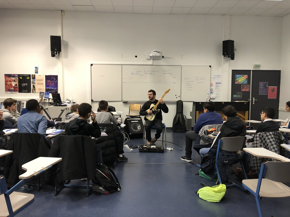 LucPerin1's tweet photo. 🎸2ème séance avec #PaulJarret du groupe #PJ5 dans le cadre du #PACTE avec la Maison de la Musique de #Nanterre. Au programme : découverte du jazz 🎺🎷et pratique artistique autour de l’improvisation pour 3 classes de 5ème. @villedeputeaux @villedenanterre #EAC @acversailles https://t.co/HbgutQ2KWC
