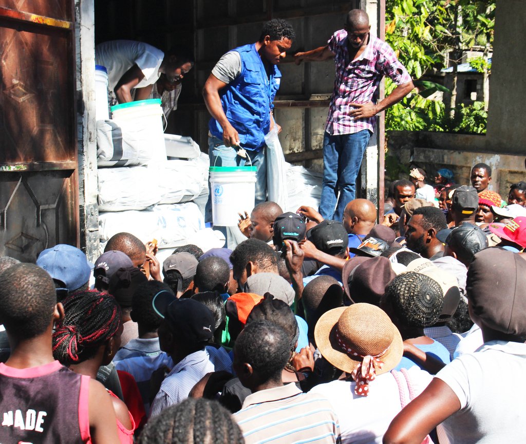 <a href="/IOMHaiti/">IOM Haiti</a> emergency staff, Civil Protection Unit and 20 @pwoteksyonsivil brigadiers distribute plastic sheeting for roofs and basic sanitation kits to 1800 more households affected by the recent #earthquake in Plaisance and Pilate #Haiti, with <a href="/UNCERF/">CERF - The UN's emergency fund</a> support