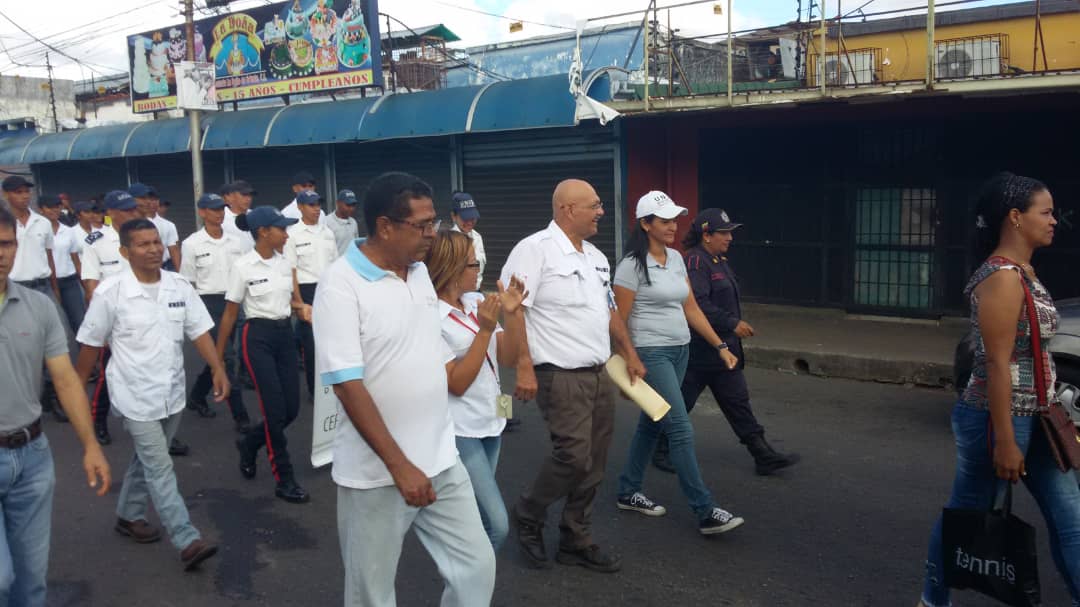 unesmonagas's tweet photo. @unesmonagas junto al frente preventivo se desplegaron a lo largo de la Av. Bolívar en apoyo al gobierno del presidente @NicolasMaduro @alanazuloaga @NestorReverol @gralcacioppo @laflormasbell @VianaKathy https://t.co/BfOnWDpUnz