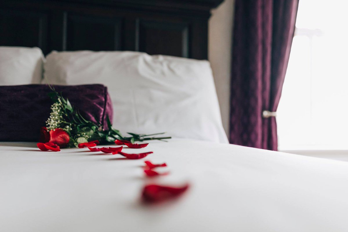 In your room you'll find milk chocolate truffles, sparkling wine, and bedside roses.
Our Valentine's Day package starts at $199 and is available for the whole month of February. Call us to book!