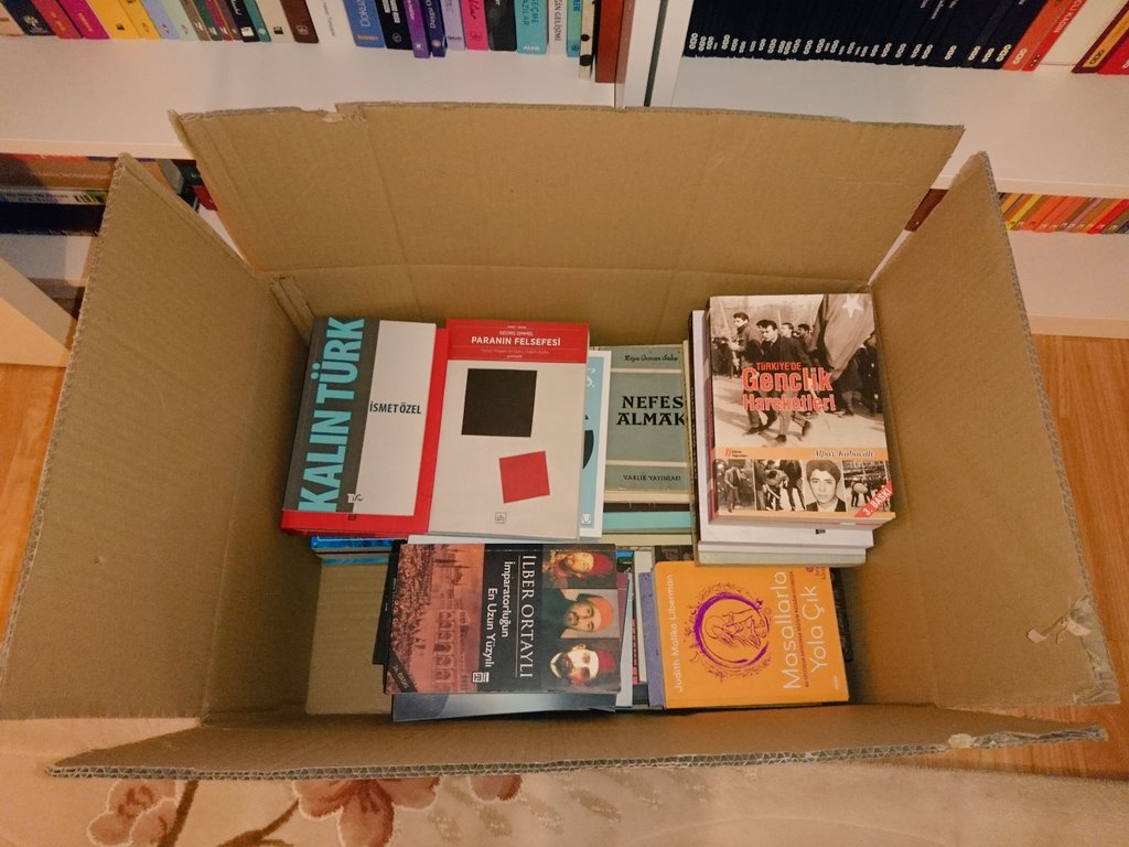 Efendim şu görmüş olduğunuz kolide 50 civarı kitap var. Siyasetten tarihe, şiirden felsefeye kitaplığımızda iki tane olanlar ve okuyup helalleştiklerimiz. Yarın akşam 22:00'a kadar RT eden bir arkadaşımıza gidecek koli, sadece kargo ücreti kendisine ait olacak. Buyursunlar...