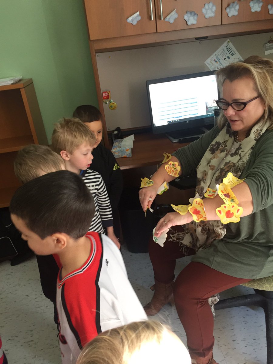 AudeFilion's tweet photo. Des pattes de Garou pour notre directrice en or! Bonne retraite Mme Suzanne et merci pour tout! @SuzanneHoul @eec_sta @ecolecatholique https://t.co/vZipi07eJM