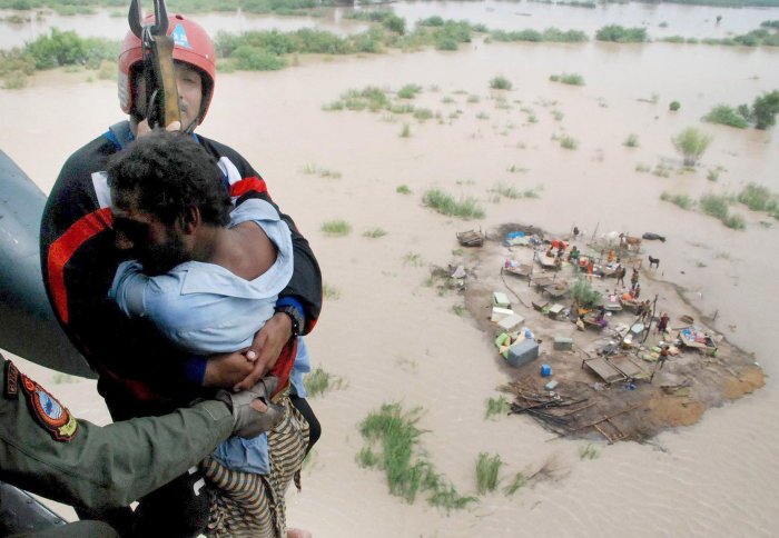 Grantham_IC's tweet photo. New @imperialcollege @PIK_Climate analysis of satellite data has revealed extreme #rainfall events are connected across the world, which could lead to better forecasts &amp; more accurate climate models
https://t.co/cC751GHKyf https://t.co/aFPvZWg8O2