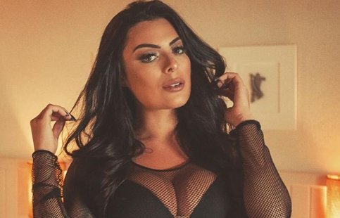 metropolitanafm's tweet photo. Ex-BBB, Monique Amin surge de lingerie na cama em pose sexy: https://t.co/kHSkLOPQjX https://t.co/t1XeYICqRW
