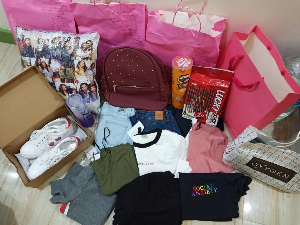 liereposposaOF2's tweet photo. Maraming maraming salamat po sa lahat ng nagbigay sa akin ng regalo mahal na mahal kopo kayong lahat 😘😘😘 https://t.co/TbRjMwW1jM
