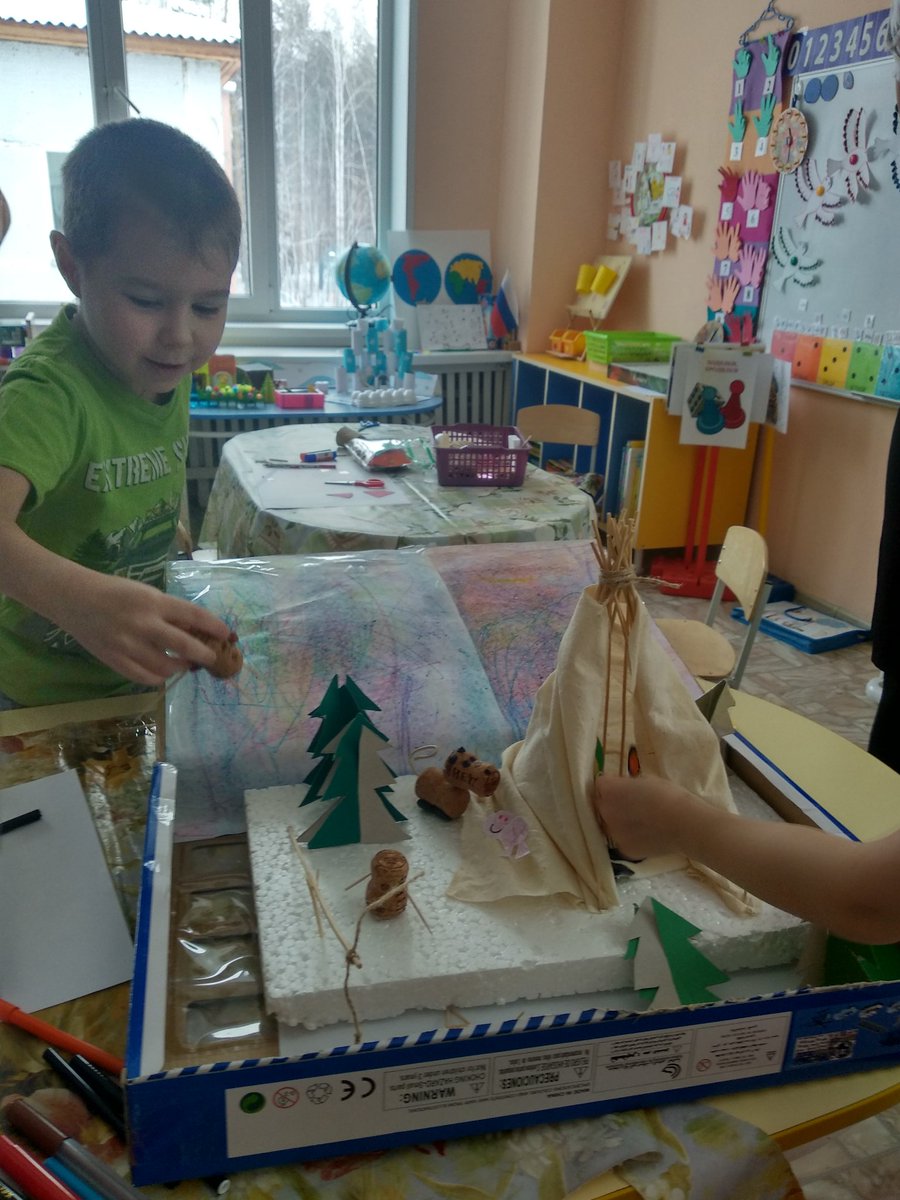#ШколаРосатома #СтажировкаЖелезногорск2019 День второй. Стажёры наблюдают за одним из этапов  реализации технологии: созданием детьми макета по прочитанному художественному произведению.