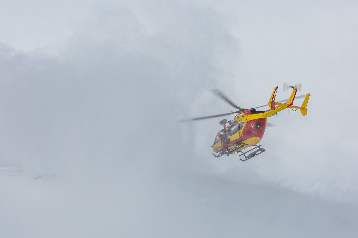 PompiersFR's tweet photo. #Montagne | Ce matin, les @PompiersFR spécialistes du #SecoursEnMontagne, secouristes, maîtres-chien et médecins #SSSM, venus de la plupart des massifs français étaient rassemblés pour un exercice national de #secours en #avalanche au col du Lautaret.
#SMO #GMSP #SMPM https://t.co/lrBhEgej74