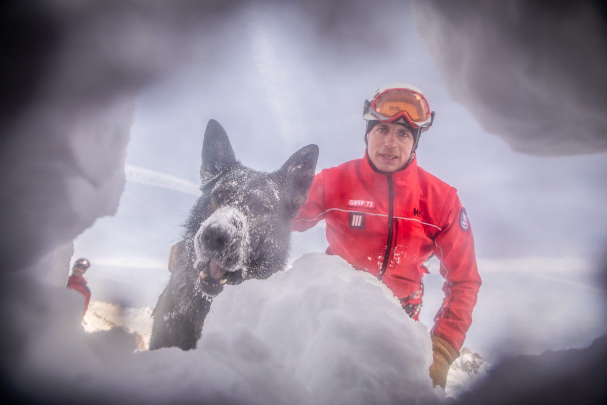 PompiersFR's tweet photo. #Montagne | Ce matin, les @PompiersFR spécialistes du #SecoursEnMontagne, secouristes, maîtres-chien et médecins #SSSM, venus de la plupart des massifs français étaient rassemblés pour un exercice national de #secours en #avalanche au col du Lautaret.
#SMO #GMSP #SMPM https://t.co/lrBhEgej74