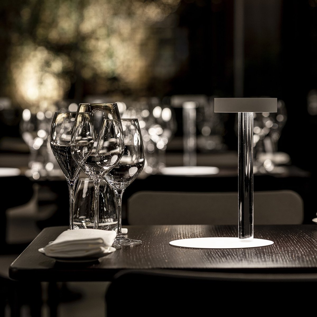 Davide Groppi’s lights were instrumental in the change. They were conceived as another kitchen ingredient, used gracefully but at the same time leaving their mark on the tables. Portable, battery rechargeable, light and easy to move, Tetatet flûte.