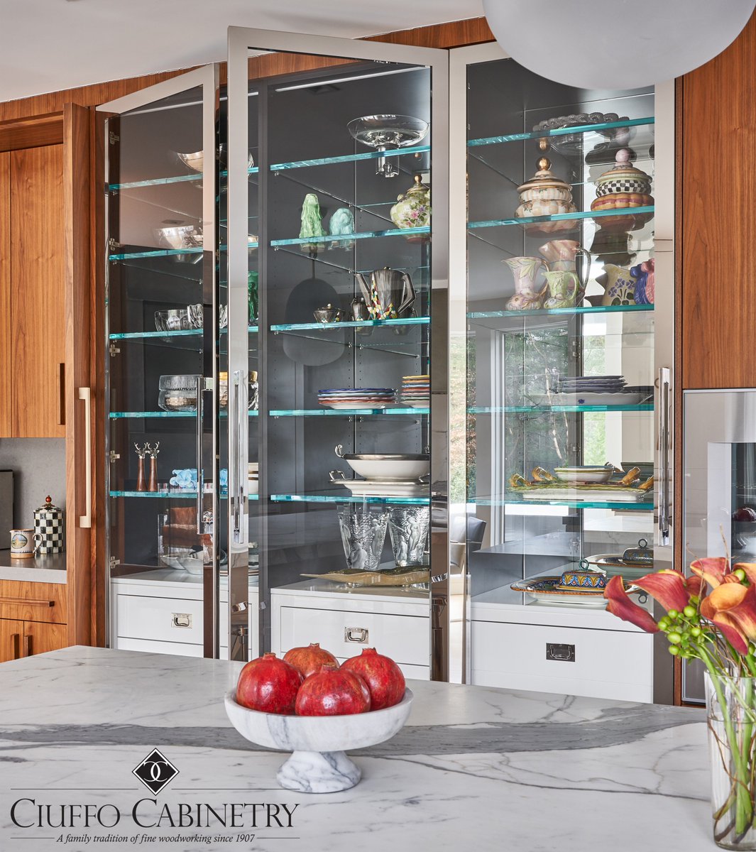 ciuffocabinetry's tweet photo. #Elegant and striking: glass doors and shelving paired with #custom walnut and white cabinetry.  #ciuffocabinetry #custom #woodwork #hamptons #hamptonsstyle #longisland #ny #luxury #luxuryliving #luxuryhomes #luxurylifestyle https://t.co/kR6WuzxJcK