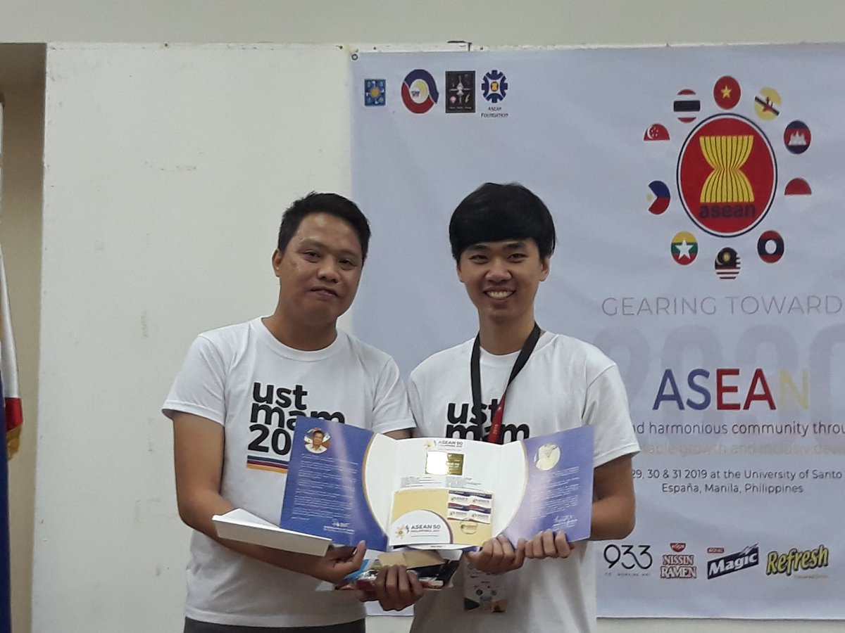 USTModelASEAN's tweet photo. Tokens of appreciation were given to the international delegates.
#USTMAM2019 #USTONEWITHASEAN https://t.co/YgFl3rJCP4