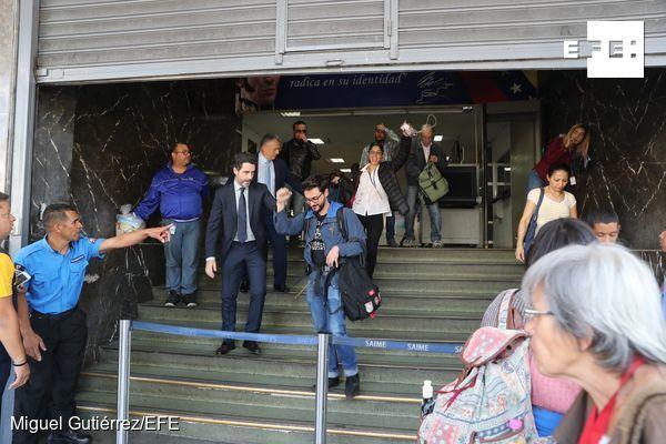 Liberan a los tres reporteros de la Agencia Efe que estaban detenidos en Venezuela y se encuentran con el cónsul adjunto español, Julio Navas #EFEURGENTE