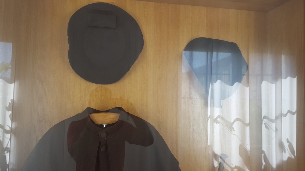 aciprensa's tweet photo. #DonBosco vivió la alegría del cristiano hasta los últimos días. Conoce algunas pertenencias de él en su última morada en #Turín. Casulla, sombrero y sotana de Don Bosco. Cuarto donde falleció en Turín.
Fotos: Abel Camasca / ACI Prensa
#Salesianos https://t.co/DbLlpEvyOP