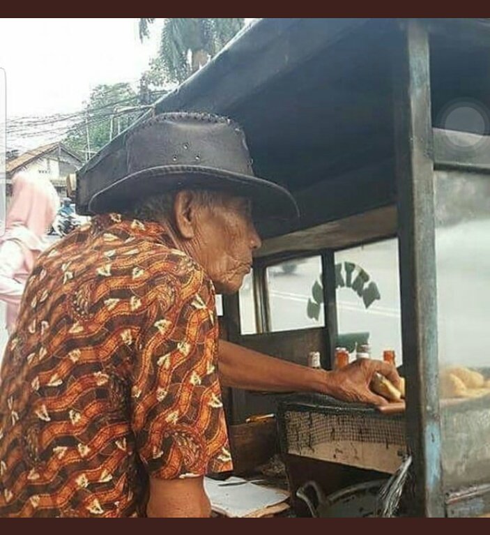 Twitter please do your magic! 
.
.
Tadi lagi cari batagor sama temen terus ketemu batagornya kakek Rohim, si kake tadi ga pake sendal pas ditanya katanya sendal nya putus ga bisa beli lagi karena buat modal nya ga cukup