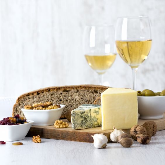 Fini le traditionnel café gourmand en fin de repas, optez pour sa version salée accompagnée de vin doux: le Fromage Gourmand® !
#fromagegourmand #epicuriensduvin #vinsdoux #fromage #OMVD #winelover #wine
bit.ly/2HD6svU