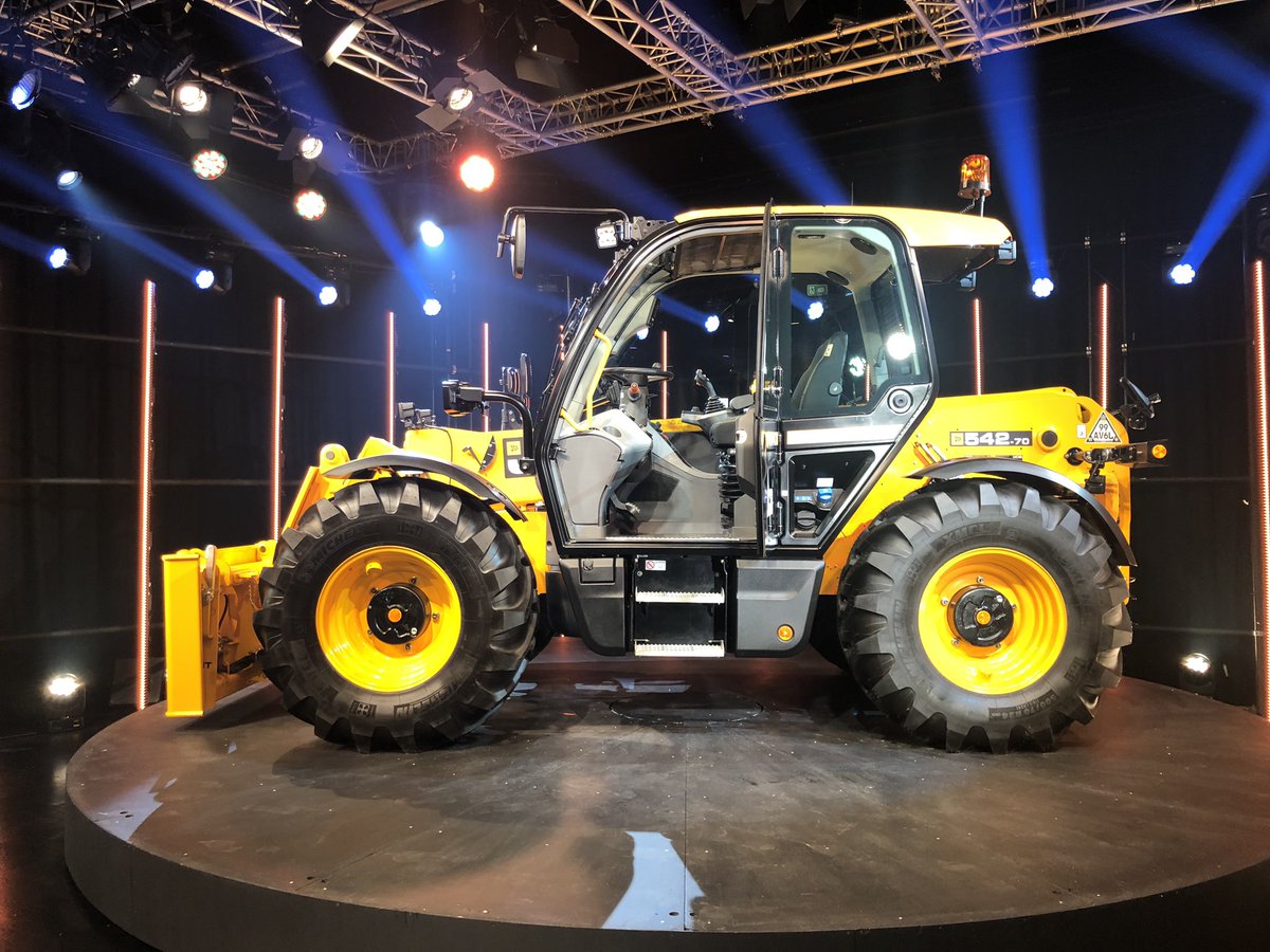 Garyabbott96's tweet photo. Great two days at the new JCB lll series Loadall launch in @JCBAgriculture Rocester. The many upgraded features including the new command plus cab raises the bar in terms of operator control and comfort across the farm tele handler market. stay tuned to the @FJMachinery for more. https://t.co/nk2F5V82zW