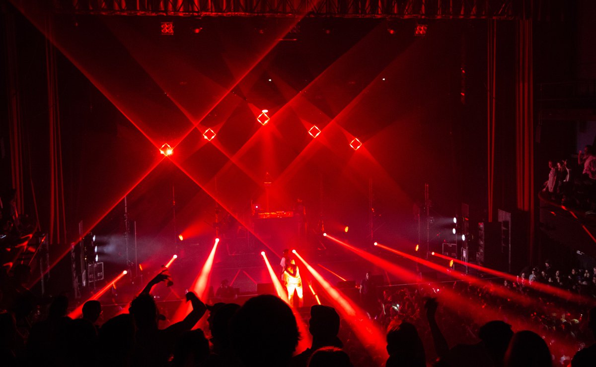 French rap rising star, PLK, was at the Olympia in Paris last weekend for an energizing set with well-matched lighting design.

A set of 5 IVL™ Carrés, was a perfect fit for this mythical mid-size venue.
Lighting design by Philippe Littlejohn and Arthur Creste.

#MinuitUne