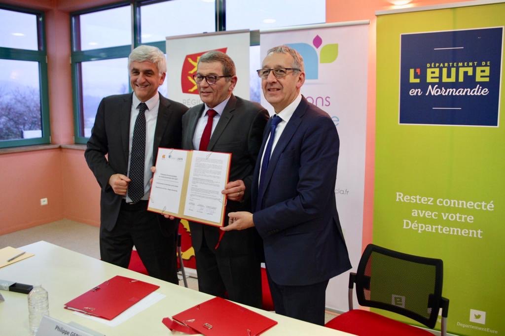 EureenNormandie's tweet photo. Les projets inscrits au contrat de territoire #LyonsAndelle auront un impact sur la vie quotidienne des habitants : pôle de santé, rénovation d’une piscine, réhabilitation d’une garderie, création d’une zone d’activités... Des investissements utiles et pour tous 👍 https://t.co/NuytH1Pa2J