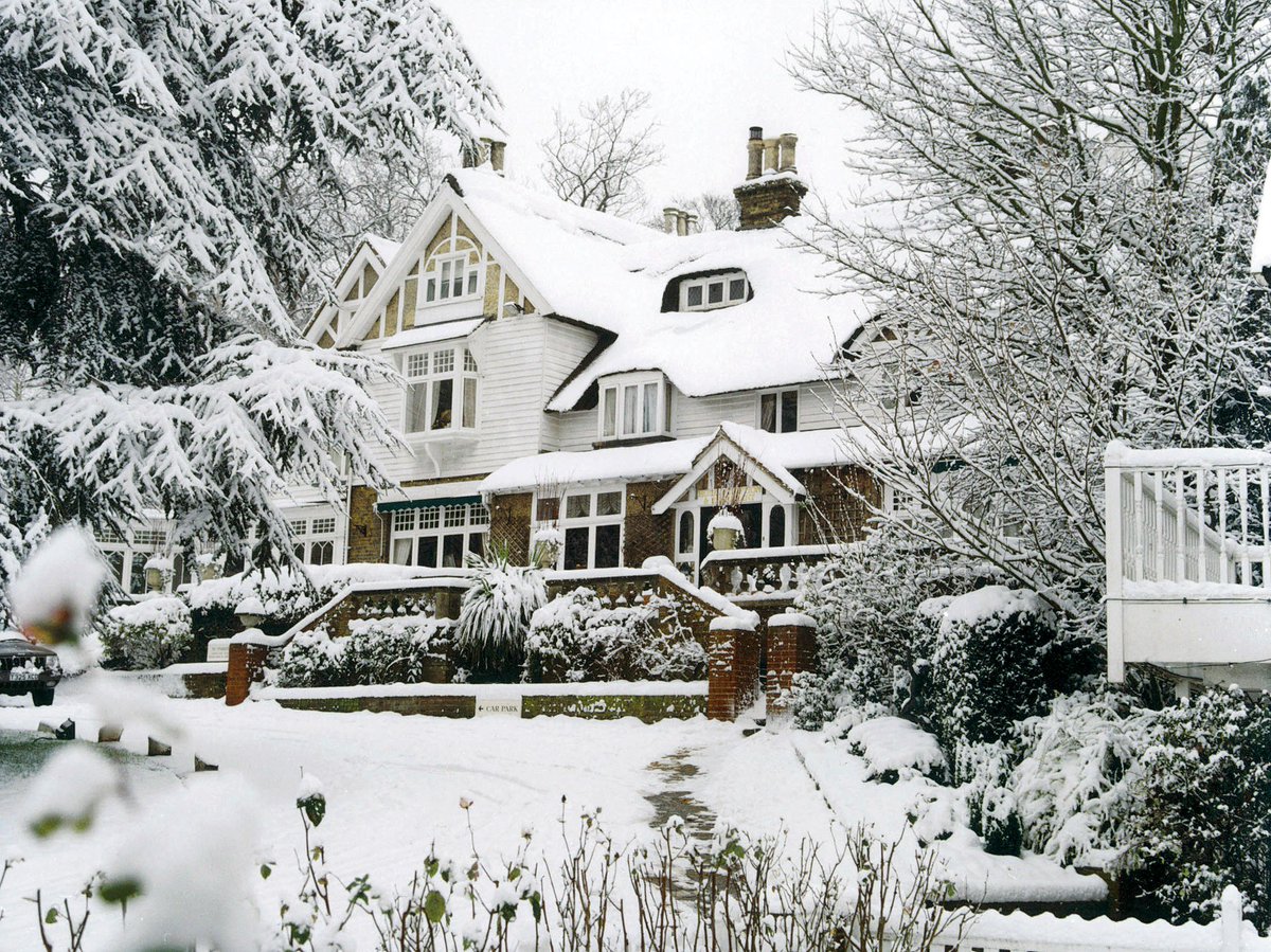 Rowhill grange in the snow is a dreamy scene 😍 #Snow #RowhillGrange #AlexanderHotels #Winter #SnowScene