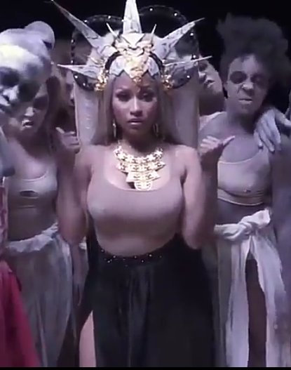 minajqueen08's tweet photo. YOU SEE WHAT I SEE?
It's that the same blouse?
She recorded the Hard White video since last year in October🤔 https://t.co/OPuFfLOxea