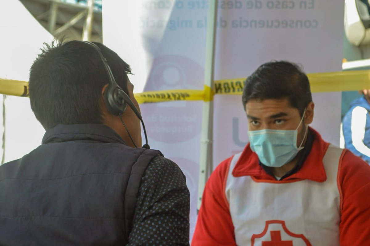 CruzRoja_MX's tweet photo. #CaravanaMigrante | En #CDMX brindamos 294 llamadas telefónicas gratuitas a migrantes para contactar a sus seres queridos en sus naciones de origen:

▶️ 235 hondureños 
▶️19 salvadoreños 
▶️ 39 guatemaltecos 
▶️ 1 nicaragüense https://t.co/3QaF8KaqiR