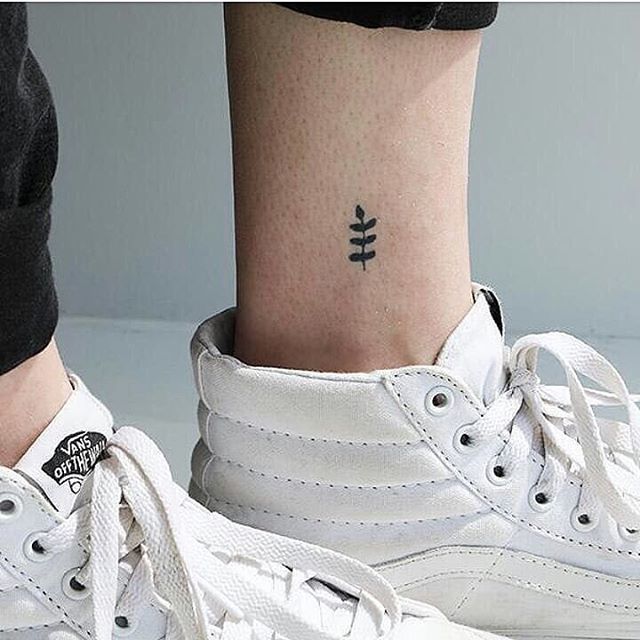 COMMENT an emoji of a tattoo we should create 🌿🌿🌿 #tinytattoo #ankletattoo bit.ly/2MIWyI6