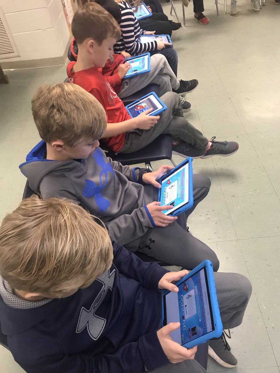 dollyridgemusic's tweet photo. We are loving our differentiated instruction with #Quavermusic QR codes! Some students practicing line and space notes while others are identifying notes on the Grand Staff! @vhecmusic #vhec #vhcs https://t.co/TQvE45CJxs
