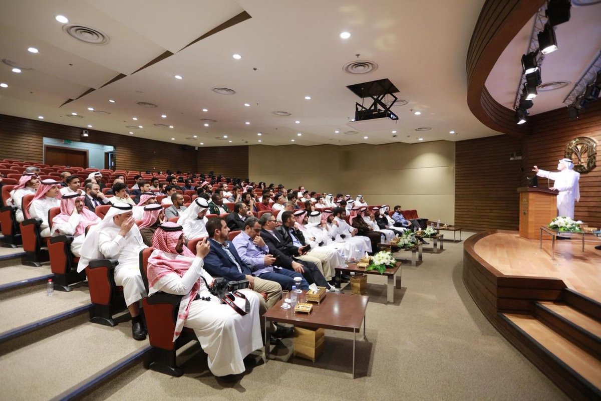 نظمت اليوم #شركة_وادي_طيبة جلسة نقاش حول "الابتكار من خلال حلم بعلم" والتي نوقش فيها نائب رئيس شركة #علم <a href="/elm/">عِلم</a> لشؤون الأبتكار م.عامر القحطاني وتحدث عن برامج "علم" في تحويل الابتكارات الى مشاريع ودعمها.