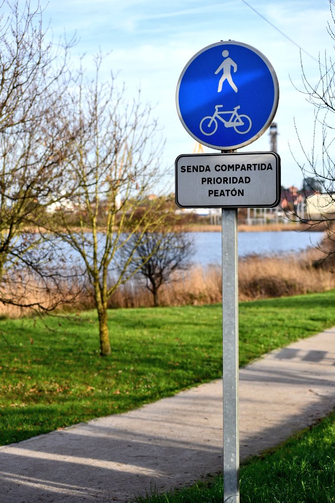 La R-410: Desvelando el Secreto de la Señal de Obligación General más Importante para el Conductor LÍDER. 3 señal R-410 utilizada con un panel de 'Peaje Obligatorio' en un acceso a una autopista en Lima.