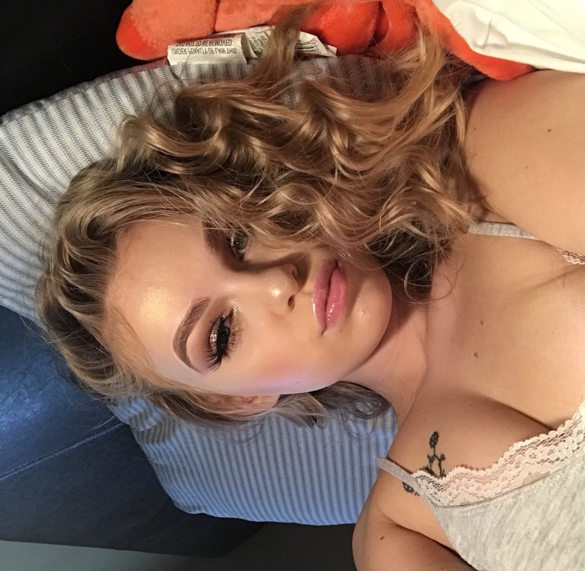 sofiaaaa45's tweet photo. this queen needs someone to spoil her 😘😍 send money you pigs 🐷🐽#finddom #sugarbabyneeded #dm https://t.co/dXeGfFAdvO