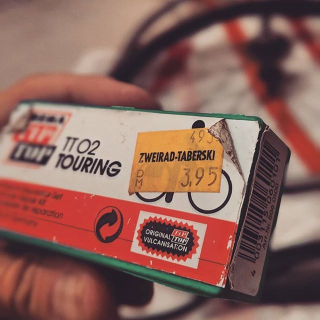 eigenstil's tweet photo. Wenn man beim #Fahrradschlauch #Reparieren feststellt, dass man echt alten Kram hat. #deutschemark #total90er #90erkind #DM #dmark #fahrrad #vulkanisieren #rematiptop #ichbinälteralsichmichfühle #3mark95pfennig #pfennig #zweiradtaberski #zehlendorfmitte … https://t.co/tWPE2zaHrs https://t.co/8sfhc1FDI3