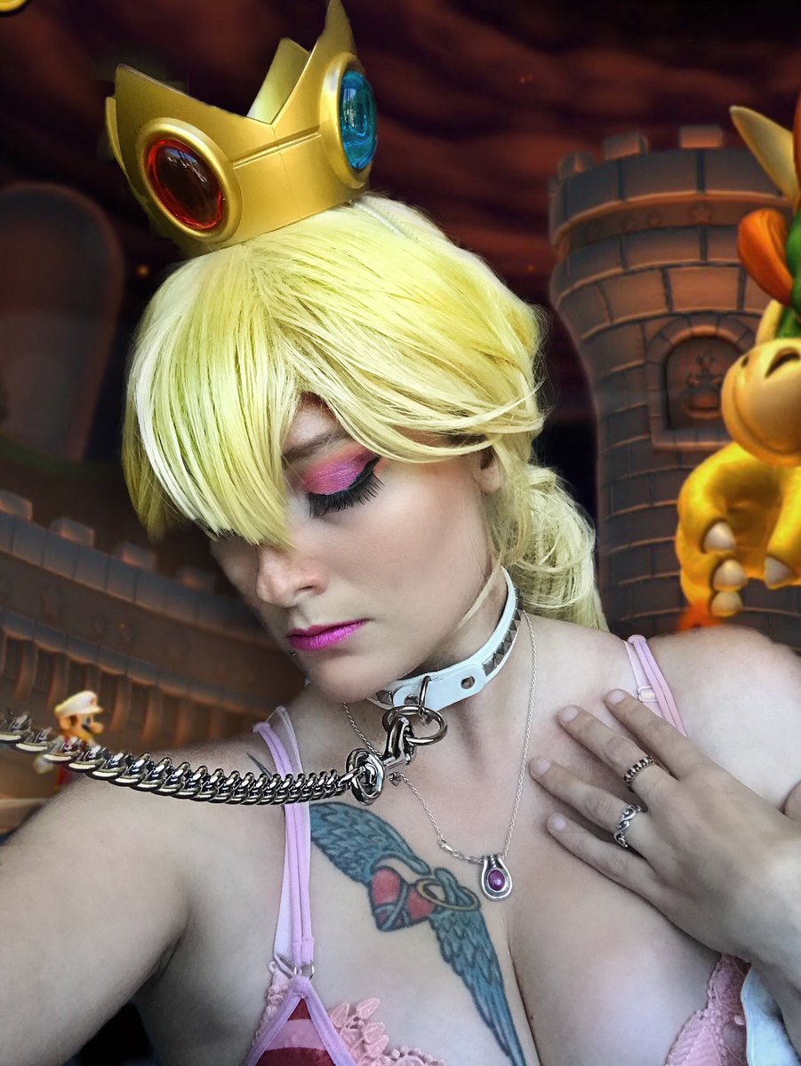 Captive_Cosplay tweet media