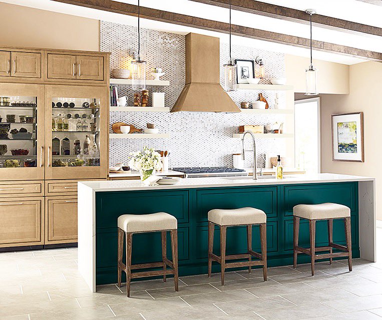 DIYMachine's tweet image. A gorgeous and on trend transitional kitchen by our newest cabinet line, Diamond Cabinets! #trendy #kitchendesign #kitchenremodel