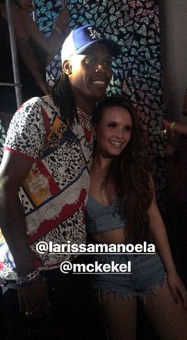 xodozinhodalari's tweet photo. kekel também foi uma das atrações que animou a noite toda com os funks e a larissa se acabando de dançar, tem como não amar? @larimanoela @mckekel_ #18LM https://t.co/Z9DDVayucX