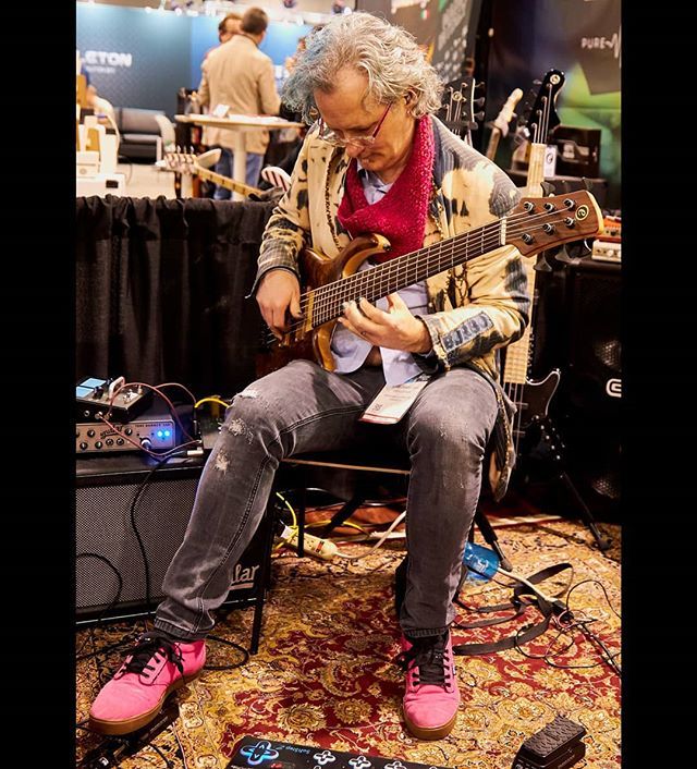 solobasssteve's tweet image. I did precious little playing at NAMM - just an enjoyable #Softstep demo for @keithmcmilleninstruments and a daily noodle at @elrickbasses - massive thanks to @audioflypro for the loan of their fabulous IEMs - made it wayyyyy easier. My travel rig was ju… bit.ly/2SjvFzF