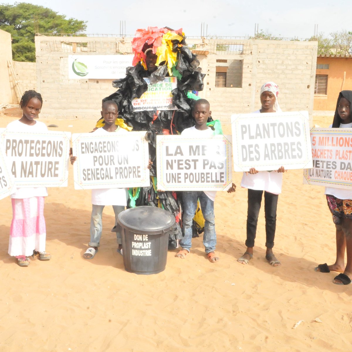 ModouFa00790559's tweet image. Dons de poubelles dans les écoles avec la Sonatel