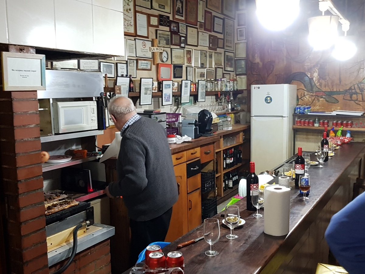 TgnTT's tweet image. El gran Boada reobre el bar per fer un sopar íntim amb els #TgnTT.
No hi haurà prous piulades per agrair-li tot el que ha fet per aquesta ciutat.
#GraciesBoada #BoadaPregoner