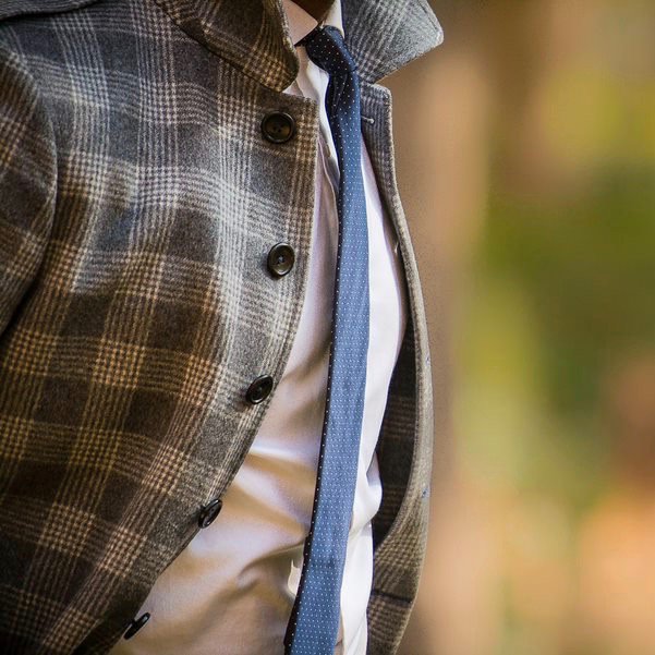 1. Abrigo de lana a medida con cashemre en color gris claro con estampado príncipe de Gales. 
2. Camisa blanca de fibra de bambú.
3. Corbata TomBlack de microlunares azul marino.

#tomblackstyle #editorial #estilo #traje#menswear #tomblack #style #menfashion