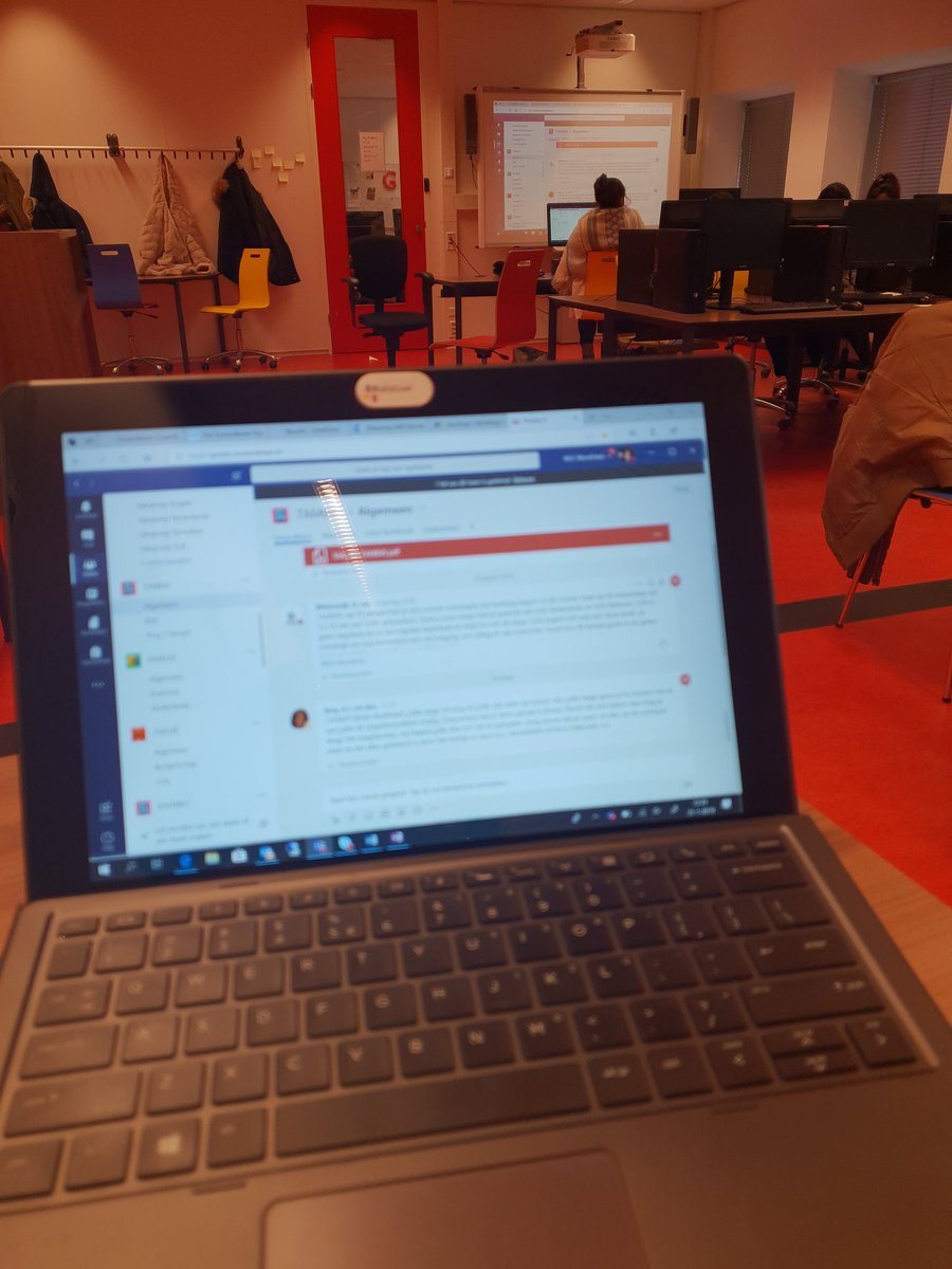 Farhana1979's tweet photo. Clearly, photography isn't one of my skills, but just to give you an idea: am completely at the back of the classroom,but @ScreenBeam made it possible to involve EVERYONE! 
#favouriteclass #untetheredlife #MicrosoftEdu @schoolvoorAD @MicrosoftTeams #InclusiveClassroom #MIEExpert https://t.co/nmWa2c9iro