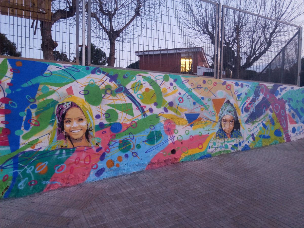 afa_ferraniclua's tweet photo. Així són ara els murs de l'Escola que miren al carrer després de l'activitat de nens i nenes amb @akore_artist.
Gràcies, artista!
#Akore #Art #StreetArt #Graffitti https://t.co/Ra0JUOaFc3