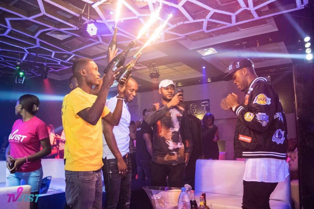 twistnightclub's tweet photo. We Love Hip-Hop, We Love Twist.
______________________
#TWISTNIGHTS #TWISTNIGHTCLUB #GETTWISTED #LETSGETTWISTED #TWISTCMR #TWISTDLA #HIPHOP #LIFESTYLE #CAMEROONIANLIFESTYLE #DOUALANIGHTS #DOUALABYNIGHT #DOUALANIGHTLIFE https://t.co/K2k8eDMlTP