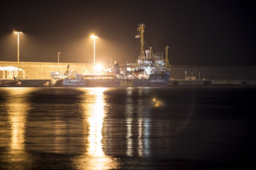🔴 Siamo costretti a rimanere a #Catania per la notte.

Il cambio equipaggio previsto per oggi ci è stato negato. 

A bordo le richieste di informazioni da parte della polizia continuano.

Nel frattempo il #Mediterraneo rimane senza navi civili di soccorso.

#SeaWatch