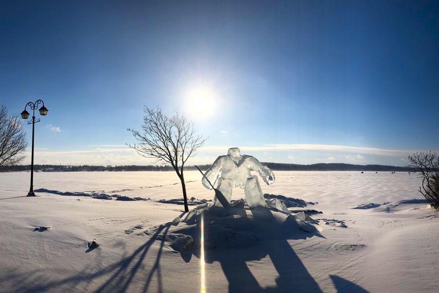 kawarthaNOW's tweet image. Only in Canada: hockey player ice sculpture promotes this weekend's #PolarFest. Annual winter family festival runs Fri Feb 1 to Sun Feb 3 in @SelwynTownship - kawarthanow.com/2019/01/31/onl…