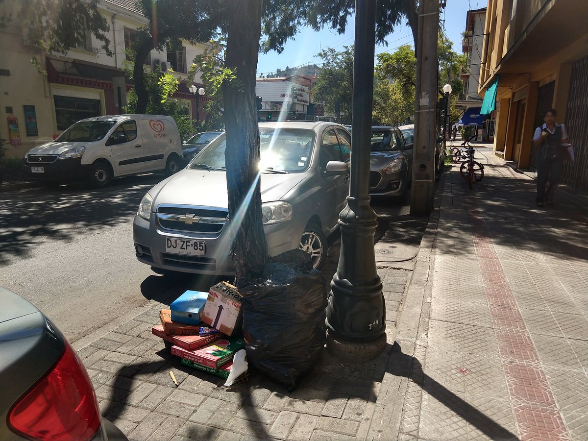 VcinodeProvi's tweet photo. @Muni_provi  en la esquina sur oriente de Infante con Bilbao basura que desde el lunes no se retira. https://t.co/Y4qq77mweL